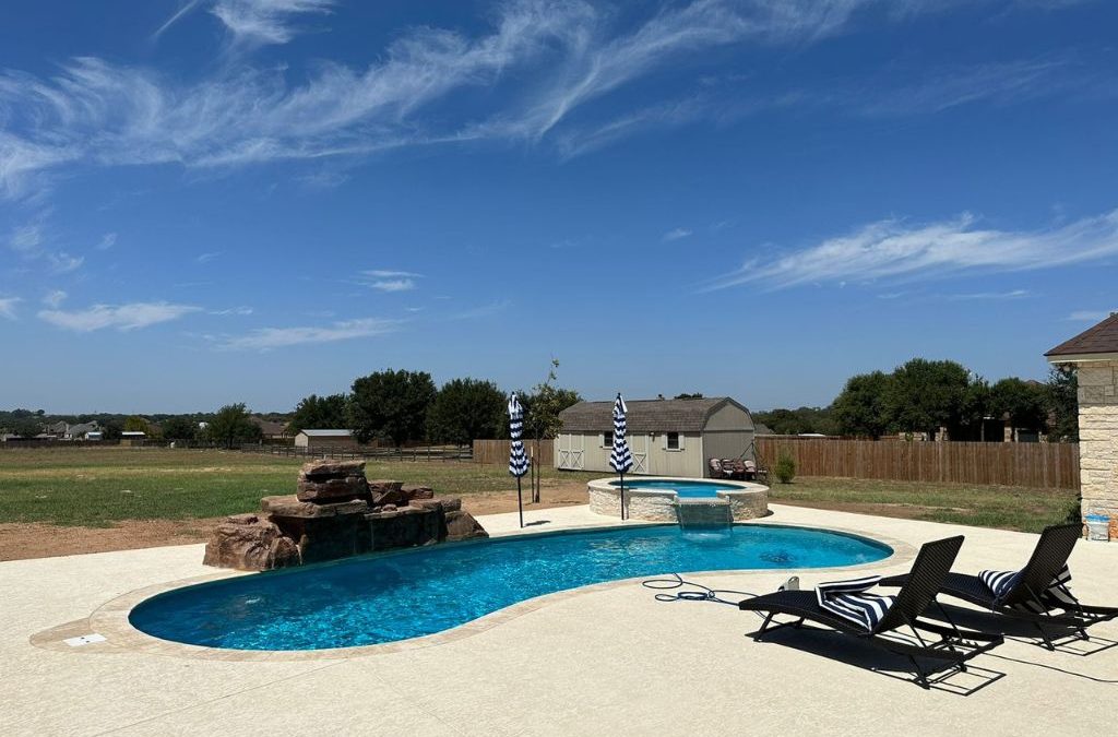 Desert Oasis Design: How Fiberglass Pools Thrive in Hot, Arid Climates